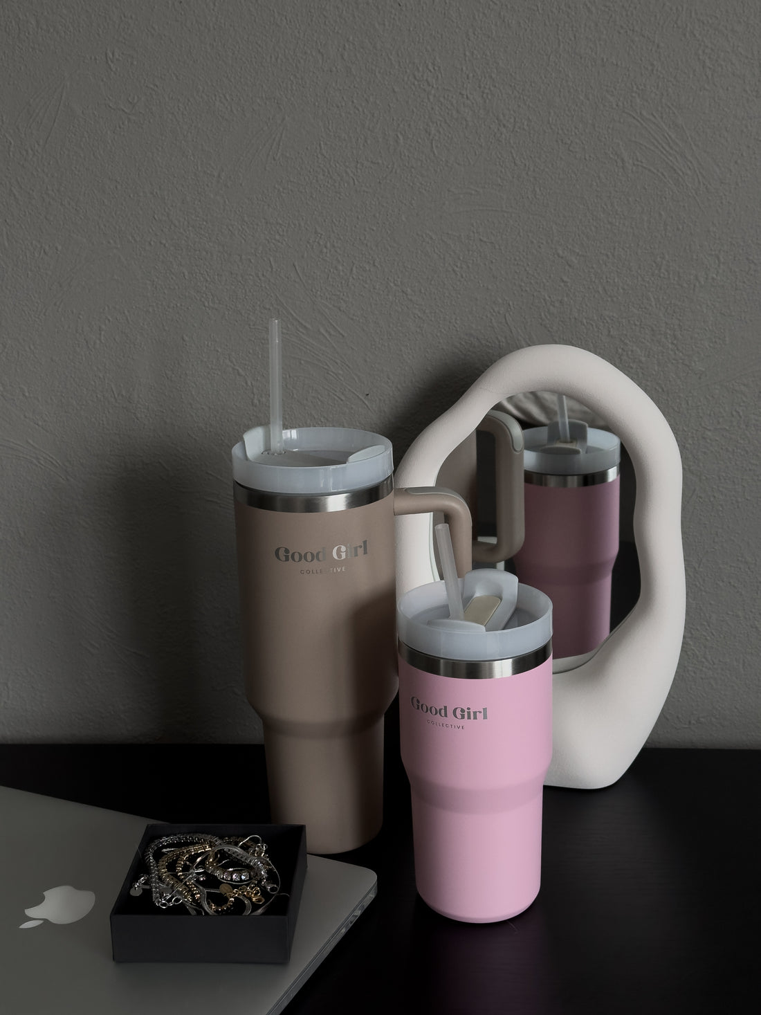 stor beige tumbler ved siden av liten rosa tumbler