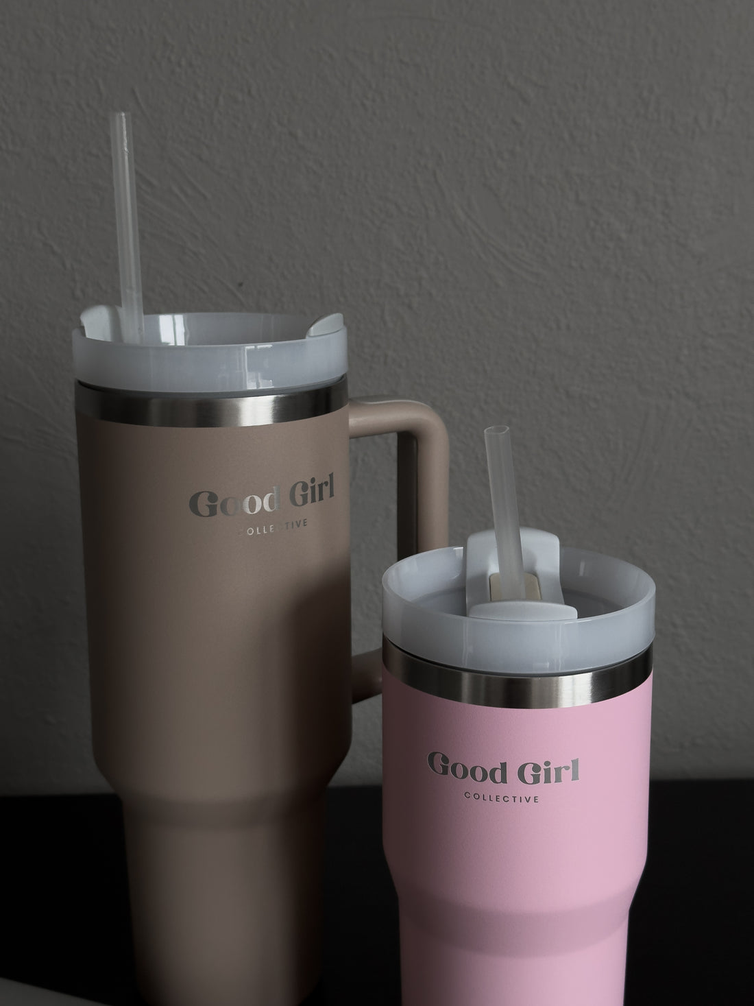 beige tumbler ved siden av rosa liten tumbler