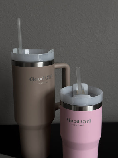 beige tumbler ved siden av rosa liten tumbler